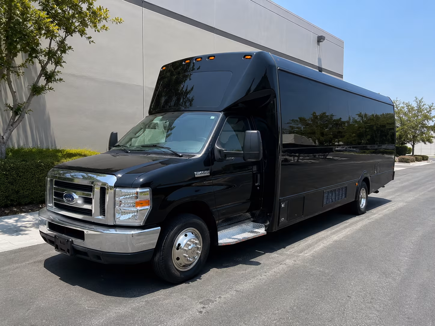 Overland Park Winery Tour & Pub Crawl Transportation party bus exterior